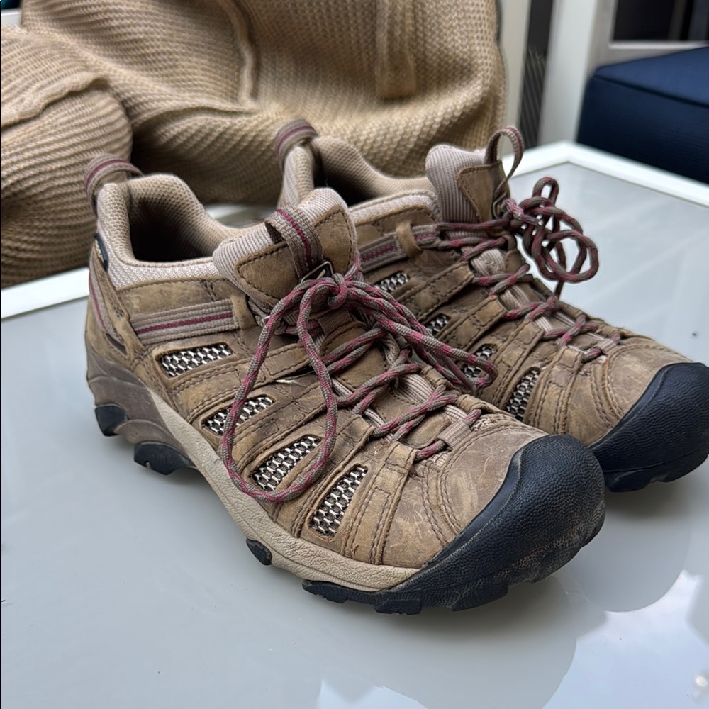 Women’s Keen Hiking Shoes 8.5